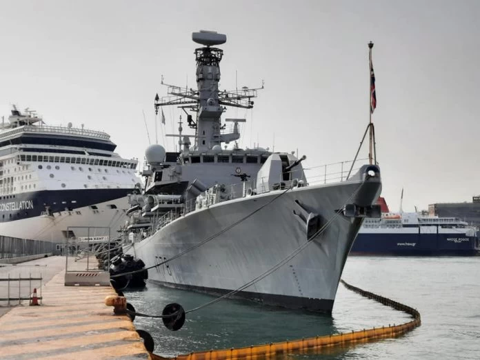 Η φρεγάτα ενδιάμεσης λύσης των Βρετανών “έδεσε” στο Ναύσταθμο της Σαλαμίνας λόγω βλάβης